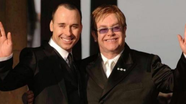 Elton John con il suo compagno David