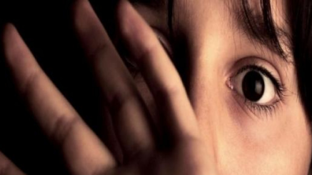 Violentata da padre ritrovato tramite Facebook