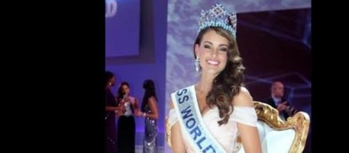 La bella Miss Mundo posa sonriente