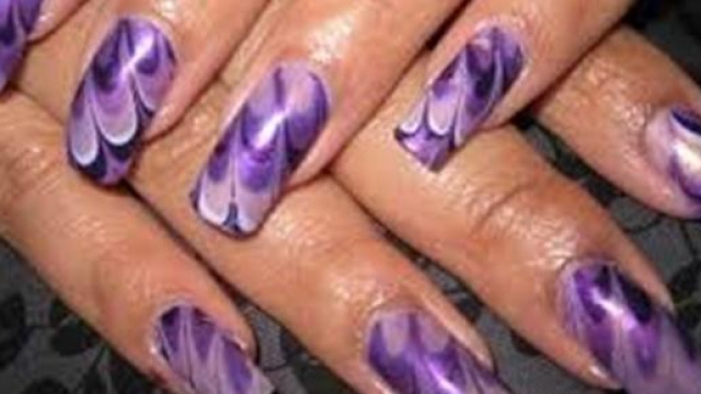 Unghie preparate con semplice acqua e smalto.