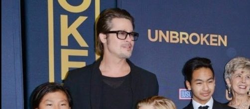 Brad Pitt junto a sus hijos y sus padres.