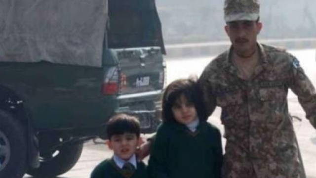 Pakistan, terroristi uccidono bambini a scuola