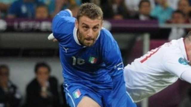Ruba auto a De Rossi poi si schianta in un muro