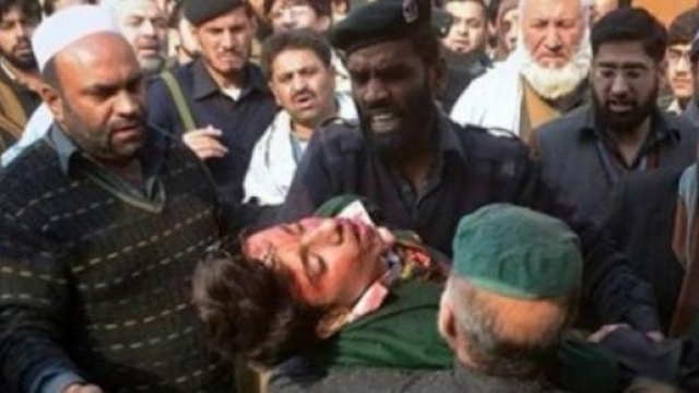 Una vittima dell'assalto dei talebani a Peshawar