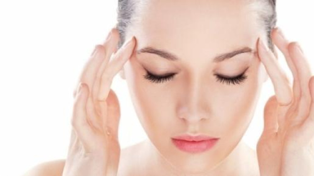 Donna che soffre di mal di testa