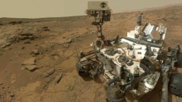 Il rover della Nasa Curiosity "al lavoro" su Marte