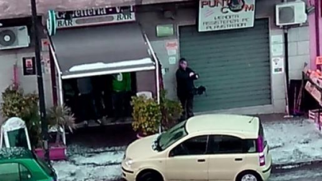 Una Via della citt&agrave; ricoperta dalla grandine