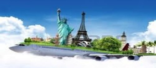 Una mujer viaja alrededor del mundo con un extra&ntilde;o