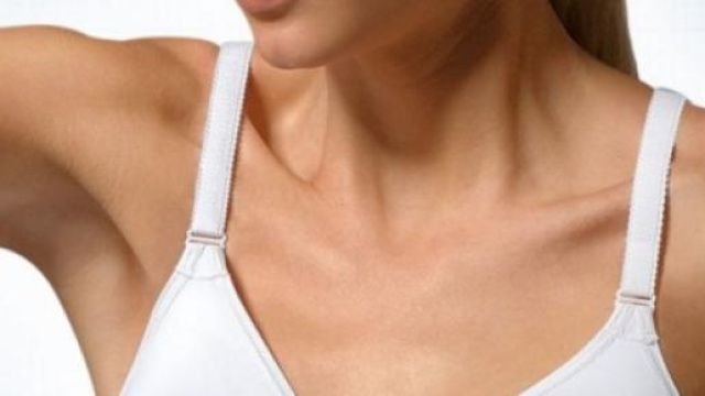 Donna indossa modello di reggiseno