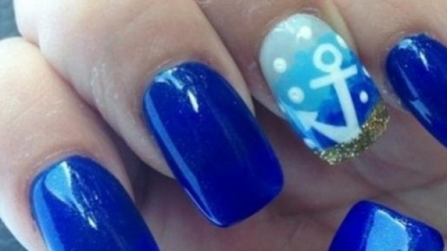 unghie colorazione blu a gel