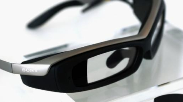 Sony batte Google e presenta i Smarteyeglass