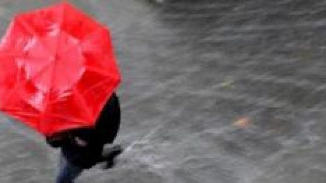 La citt&agrave; di Milano sotto la pioggia