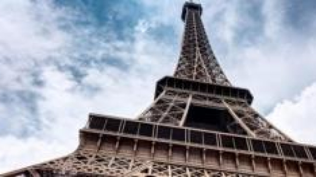 La Torre Eiffel con i suoi 325 metri d'altezza