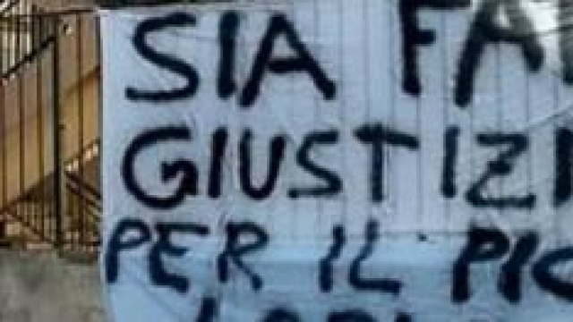 Lo striscione esposto dagli abitanti