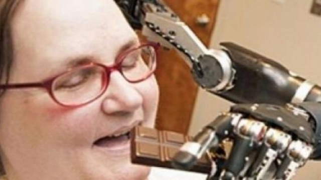 La protesi robotica comandata dal pensiero