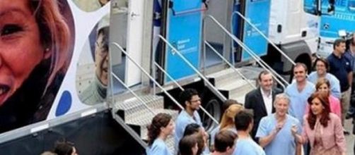 Cristina Fern&aacute;ndez con odont&oacute;logos del Plan Sonr&iacute;e