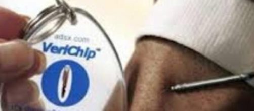 Tama&ntilde;o del verichip e implantacion.