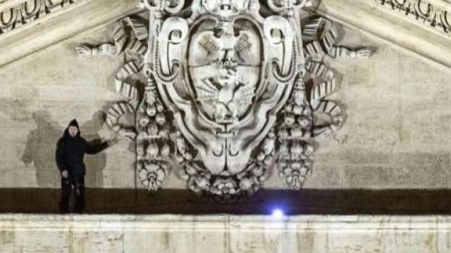 L'uomo fotografato sulla facciata di S.Pietro