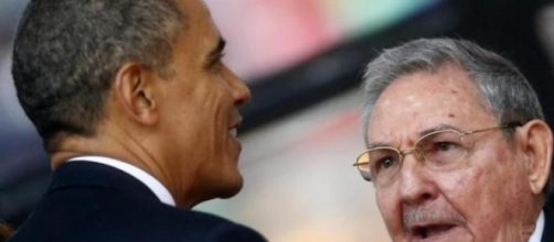 Los presidentes Barack Obama y Ra&uacute;l Castro