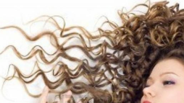 Acconciature per capelli ricci e lunghi.