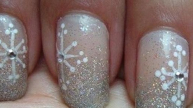 Nail art invernale con fiocchi.