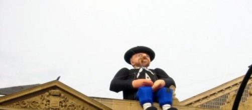 Olentzero, encima del Ayuntamiento de Donosti (DV)