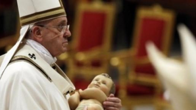 Papa Francesco porta Ges&ugrave; Bambino nel Presepe