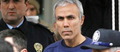 Ali Agca visita la tumba de Papa Wojtyla.