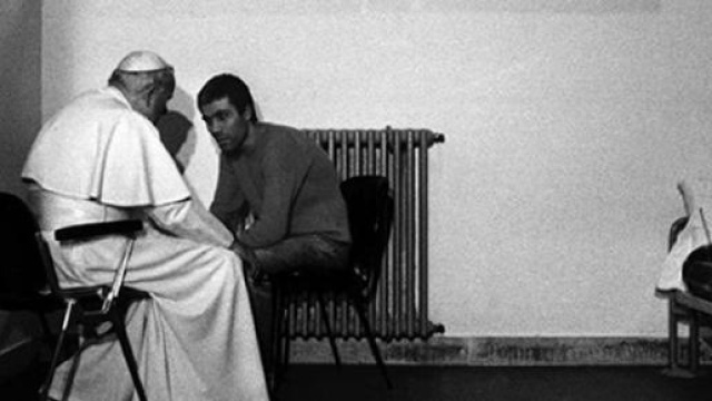 L'incontro fra Agca e papa Wojtyla