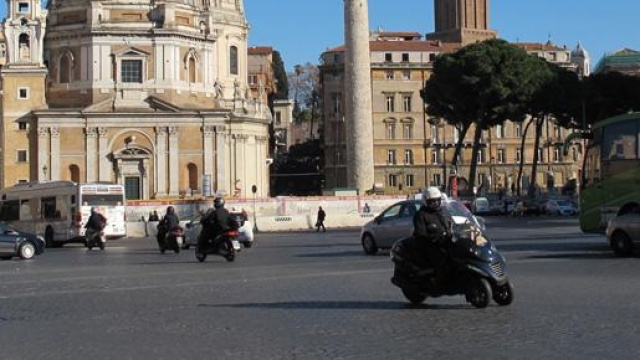 Piazza Venezia: via i sampietrini, s&igrave; all'asfalto