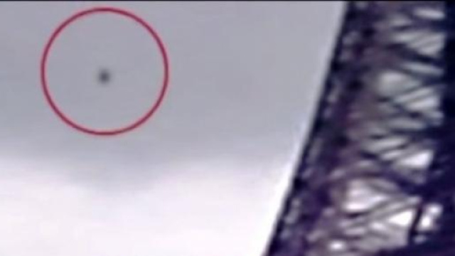 Ufo: avvistamento a Parigi accanto Torre Eiffel