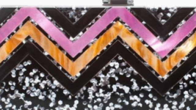 La clutch low cost con motivo zig zag di Zara