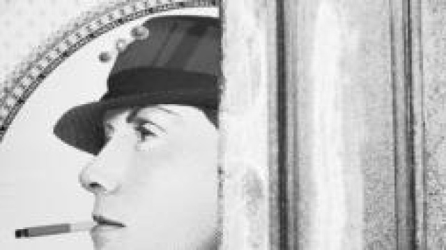 Coco Chanel in una rappresentazione artistica.