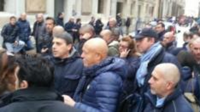 Gli autisti Amt nei pressi di Palazzo Tursi