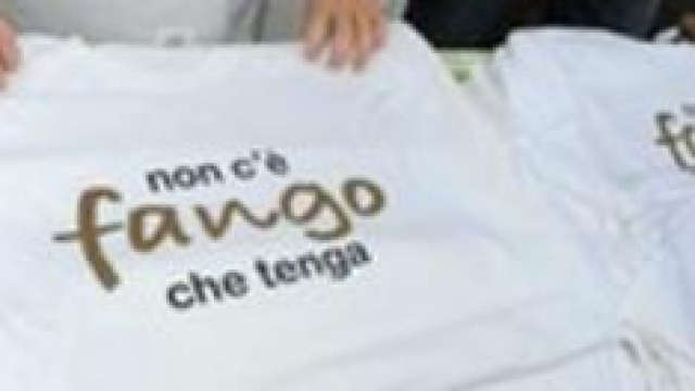 Le magliette "non c'&egrave; fango che tenga"