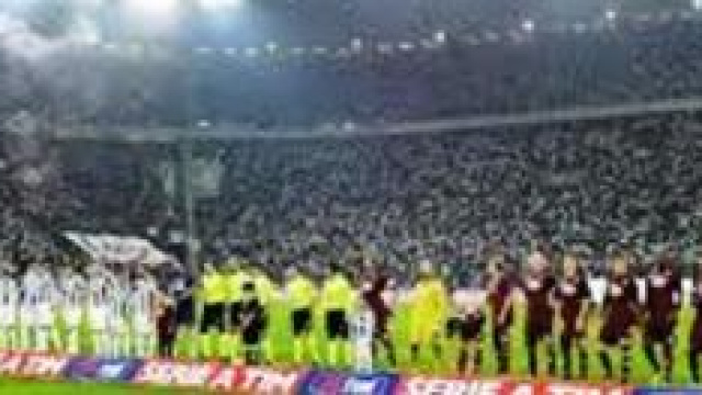 Le squadre schierate prima dell'inizio del derby