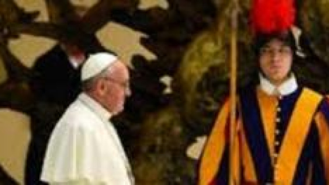 Papa Francesco davanti ad una Guardia Svizzera