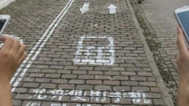 Il marciapiede dedicato ai messaggi in Cina