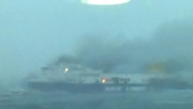 Il traghetto ancora in fiamme