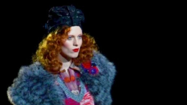 Karen Elson in una sfilata invernale
