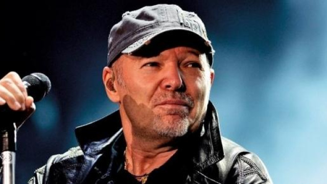 Vasco Rossi durante un concerto