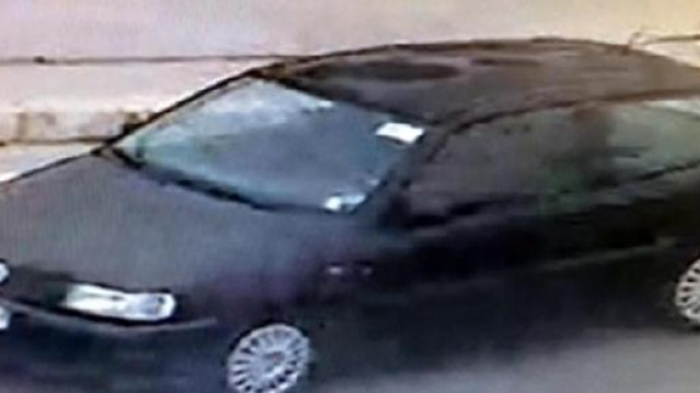 L'auto della donna, una Polo nera.
