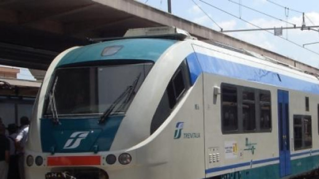 Un convoglio ferroviario fermo alla stazione