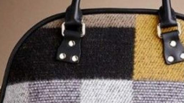 Burberry in una nuova versione (2.290 &euro;).