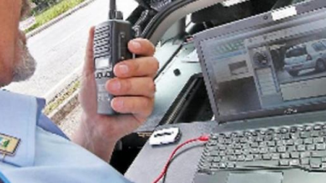 Vigile usa autovelox Targa System, img Game Club