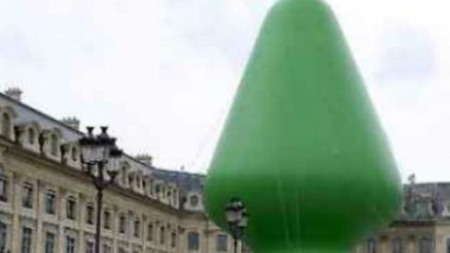 Nella foto, l'albero di Natale contestato a Parigi