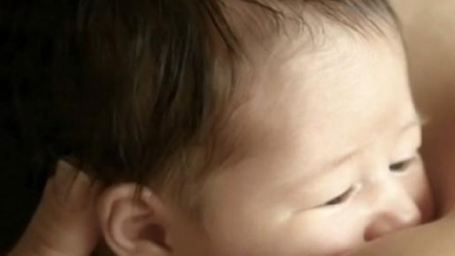 Neonato salvato dopo due ore sotto terra