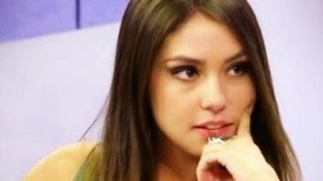 Sharon torna e si inginocchia ad Andrea