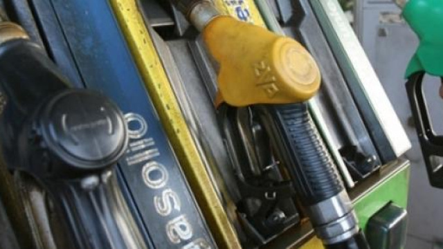 Continua a scendere il prezzo della Benzina