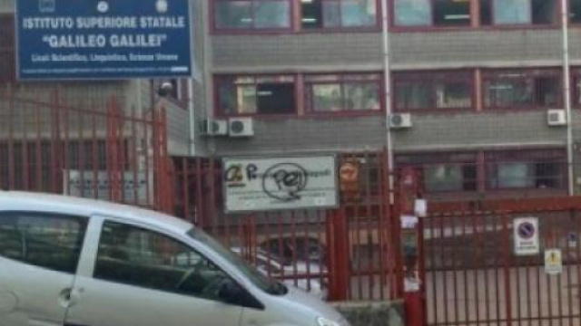 Ladri al liceo Galilei di Napoli